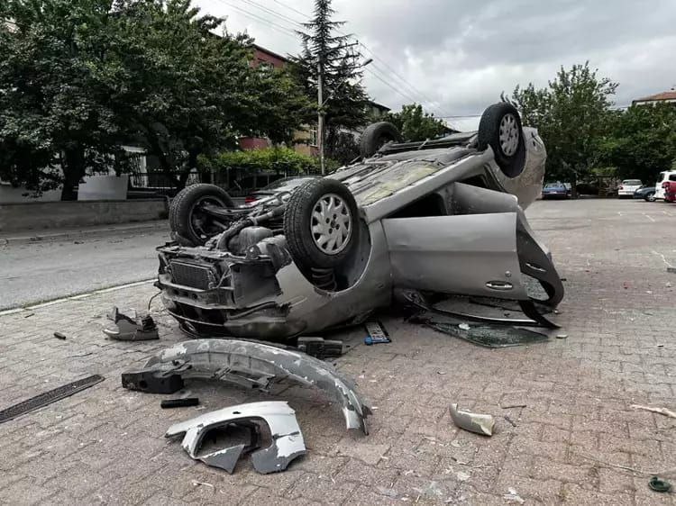 The morning after the Kayseri riots, a car allegedly belonging to a Syrian is left destroyed. (Photo: Telegram)